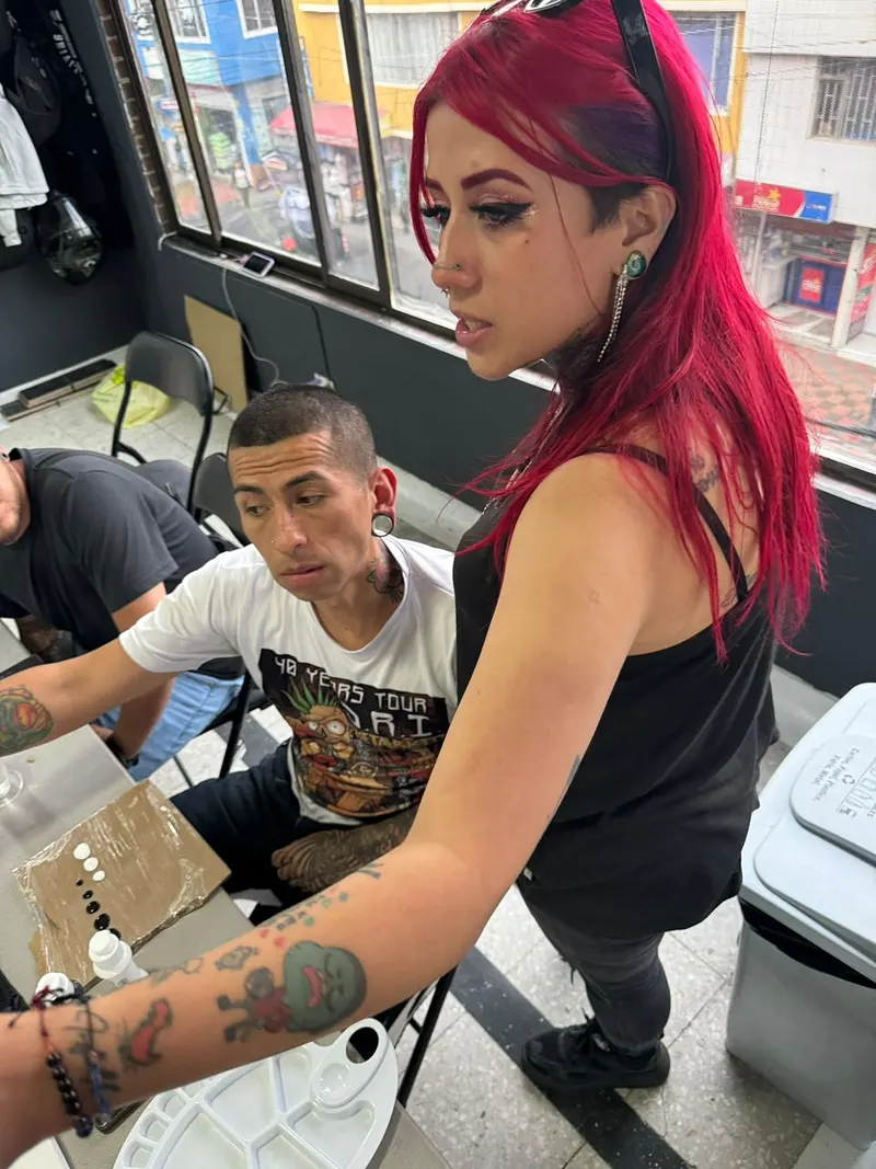 Instructora revisando el trabajo de un estudiante