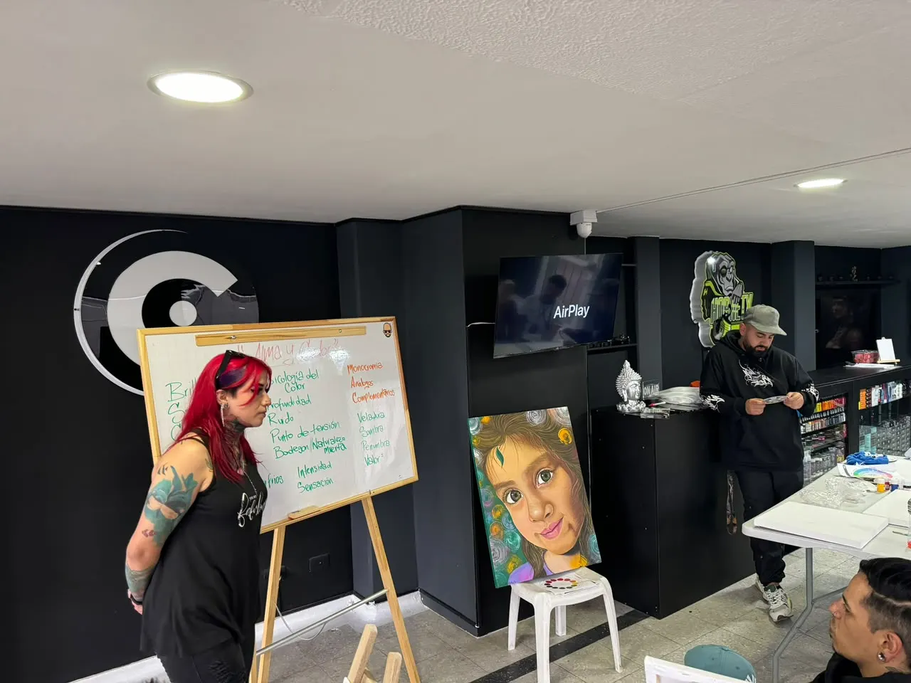 Clase en el aula de Clan Tattoo Academy, con instructora frente al grupo