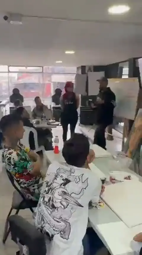 Recorrido por el aula con estudiantes trabajando
